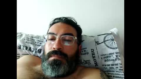 Snapshot of luis2988z chatting on December 22, 7:42 pm Hairyman online show from December 22, 7:42 pm