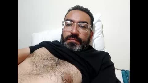 Snapshot of luis2988z chatting on January 6, 11:42 pm Hairyman online show from January 6, 11:42 pm