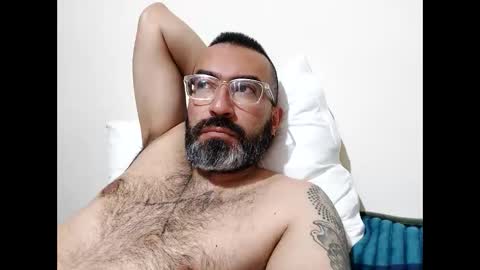 Snapshot of luis2988z chatting on January 16, 3:02 am Hairyman online show from January 16, 3:02 am