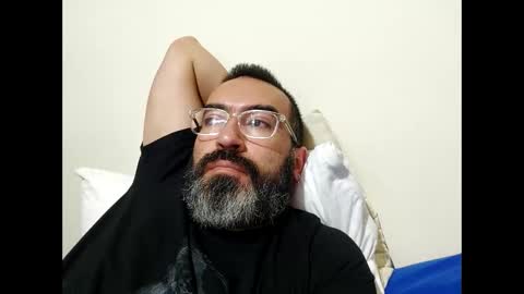 Snapshot of luis2988z chatting on February 3, 12:25 am Hairyman online show from February 3, 12:25 am