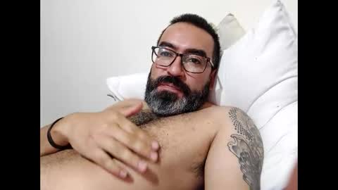 Snapshot of luis2988z chatting on February 24, 2:08 am Hairyman online show from February 24, 2:08 am