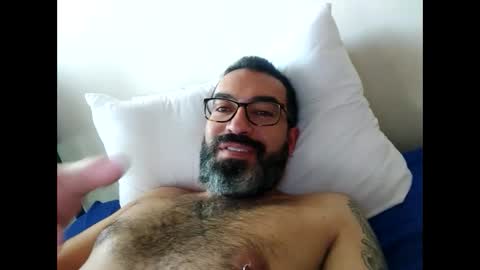 Snapshot of luis2988z chatting on March 2, 2:21 pm Hairyman online show from March 2, 2:21 pm
