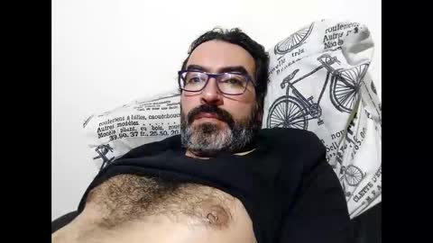 Snapshot of luis2988z chatting on November 28, 2:03 am Hairyman online show from November 28, 2:03 am