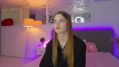 LuisaClover online show from December 2, 1:39 pm