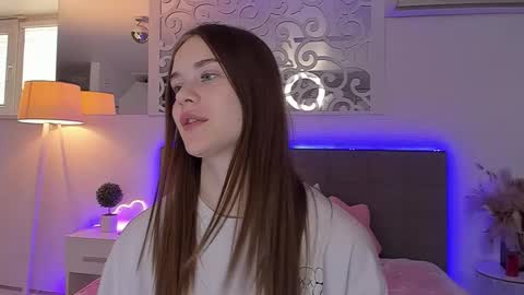 LuisaClover online show from April 22, 12:18 pm