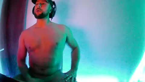 Snapshot of luk_me chatting on December 6, 2:35 am luk_me online show from December 6, 2:35 am