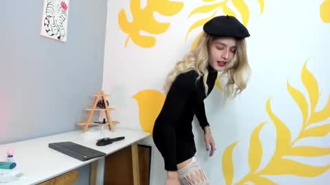 Snapshot of lukacastillo chatting on October 23, 5:44 pm Luka Castillo online show from October 23, 5:44 pm