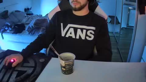 Snapshot of lukasschoetz chatting on December 5, 10:34 pm lukasschoetz online show from December 5, 10:34 pm