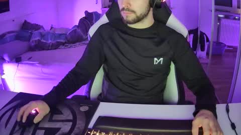 Snapshot of lukasschoetz chatting on December 27, 9:43 pm lukasschoetz online show from December 27, 9:43 pm