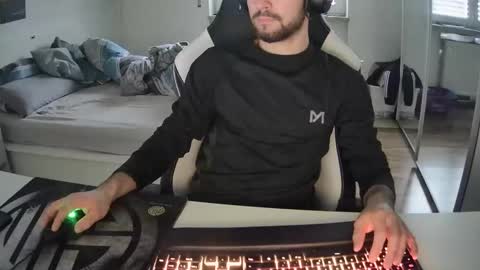 Snapshot of lukasschoetz chatting on December 28, 12:45 pm lukasschoetz online show from December 28, 12:45 pm