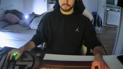 Snapshot of lukasschoetz chatting on December 28, 8:04 pm lukasschoetz online show from December 28, 8:04 pm