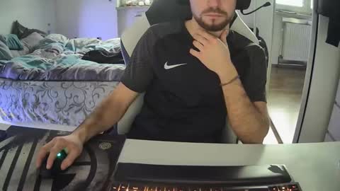 Snapshot of lukasschoetz chatting on January 9, 10:09 am lukasschoetz online show from January 9, 10:09 am