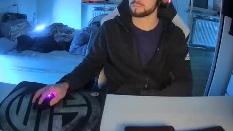 Snapshot of lukasschoetz chatting on January 22, 6:10 pm lukasschoetz online show from January 22, 6:10 pm