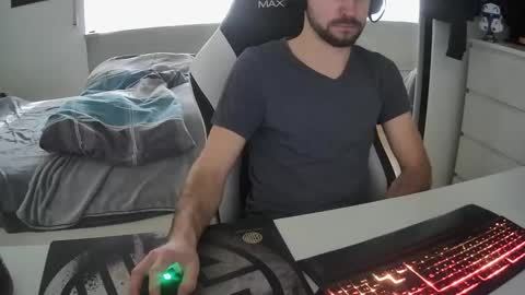 Snapshot of lukasschoetz chatting on February 7, 12:50 pm lukasschoetz online show from February 7, 12:50 pm