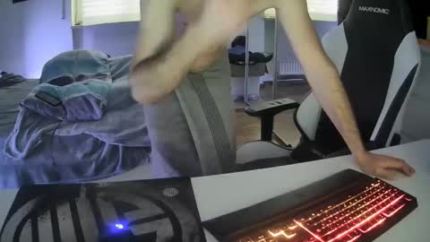 Snapshot of lukasschoetz chatting on February 8, 3:10 pm lukasschoetz online show from February 8, 3:10 pm