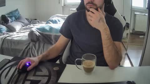 Snapshot of lukasschoetz chatting on February 9, 12:52 pm lukasschoetz online show from February 9, 12:52 pm