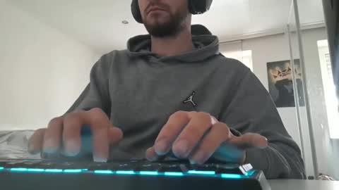 Snapshot of lukasschoetz chatting on December 2, 10:53 am lukasschoetz online show from December 2, 10:53 am