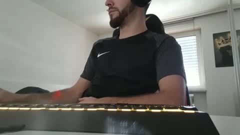 Snapshot of lukasschoetz chatting on January 6, 12:31 pm lukasschoetz online show from January 6, 12:31 pm