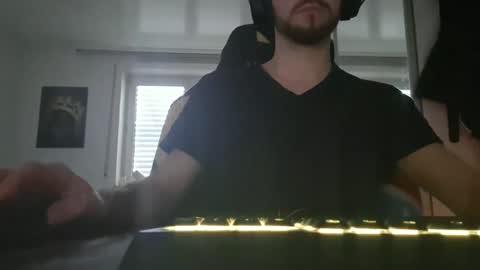 Snapshot of lukasschoetz chatting on February 18, 1:29 pm lukasschoetz online show from February 18, 1:29 pm