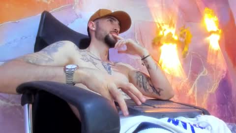 Snapshot of luke_davis01 chatting on January 31, 4:27 pm LUKE online show from January 31, 4:27 pm