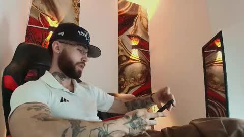 Snapshot of luke_davis01 chatting on October 17, 1:25 pm LUKE online show from October 17, 1:25 pm