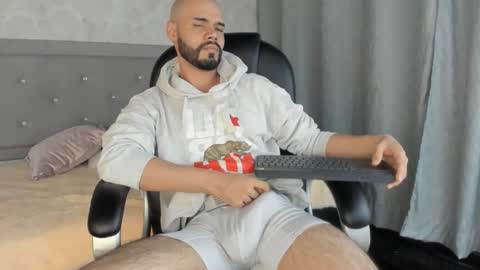 Snapshot of luke_diaz7 chatting on February 7, 1:36 am luke diaz7 online show from February 7, 1:36 am