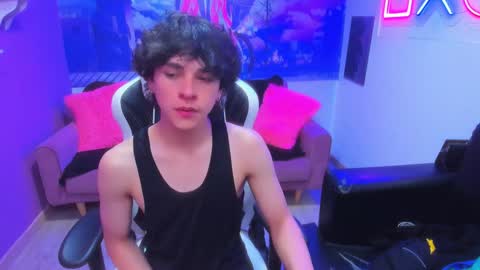 Snapshot of luke_howland chatting on December 14, 3:40 am Luke online show from December 14, 3:40 am