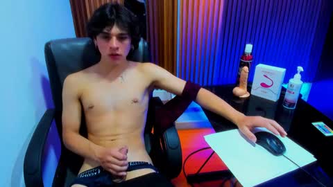 Snapshot of luke_howland chatting on January 24, 9:05 pm Luke online show from January 24, 9:05 pm