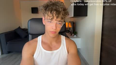 Snapshot of lukedesirable chatting on June 29, 6:52 pm lukedesirable online show from June 29, 6:52 pm