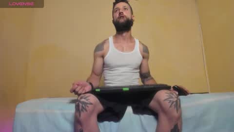 Snapshot of luky_boy chatting on April 16, 11:51 pm luky boy online show from April 16, 11:51 pm