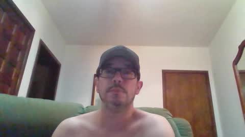 Snapshot of lukz88bigcock chatting on December 21, 12:31 am Luke online show from December 21, 12:31 am