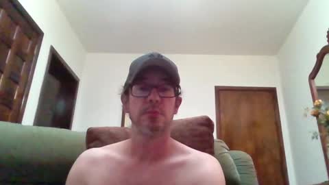Snapshot of lukz88bigcock chatting on March 27, 10:31 pm Luke online show from March 27, 10:31 pm