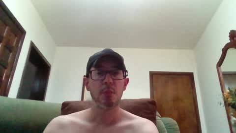 Snapshot of lukz88bigcock chatting on April 17, 11:08 pm Luke online show from April 17, 11:08 pm