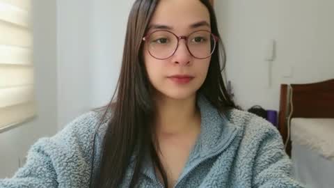 Snapshot of lulibee_ chatting on June 19, 1:04 pm Luli online show from June 19, 1:04 pm
