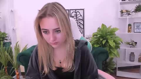 Snapshot of lulu___moon chatting on September 14, 7:18 am Lily online show from September 14, 7:18 am
