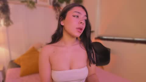 lummii_ online show from May 22, 1:50 pm