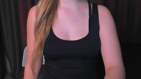 Snapshot of luna1vibe chatting on December 15, 5:55 am luna1vibe online show from December 15, 5:55 am