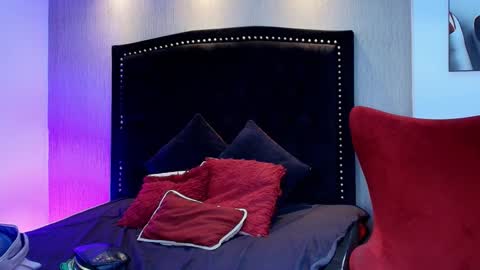 Luna And Titan  online show from January 8, 12:29 pm