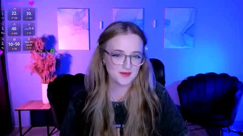 luna_berryy online show from March 6, 7:54 pm