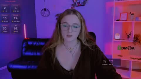 luna_berryy online show from April 21, 7:17 pm