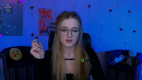 luna_berryy online show from April 22, 7:48 pm