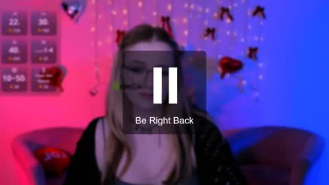 luna_berryy online show from May 13, 7:55 pm