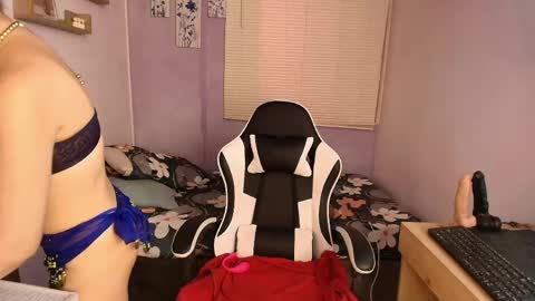 luna_desiree online show from April 22, 9:05 pm