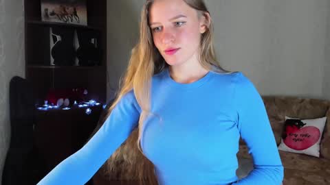 luna_evan online show from December 6, 7:10 am