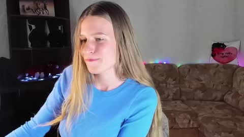 luna_evan online show from December 9, 3:54 pm