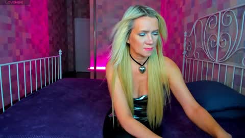 luna_lew1s online show from January 17, 8:13 am