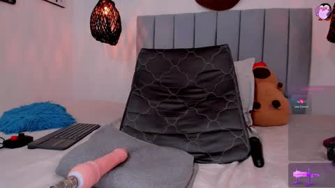 LUNA LOBOO online show from March 31, 8:04 am