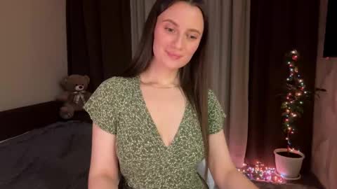 Snapshot of luna_raee chatting on December 18, 8:37 pm luna_raee online show from December 18, 8:37 pm