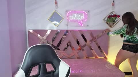 Live 1000pm 600am COLOMBIAN HOUR online show from November 20, 3:18 am