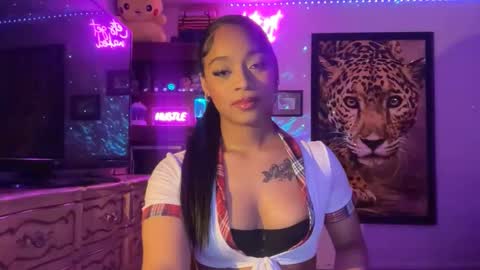 Snapshot of lunaa_11 chatting on June 11, 6:11 am lunaa_11 online show from June 11, 6:11 am